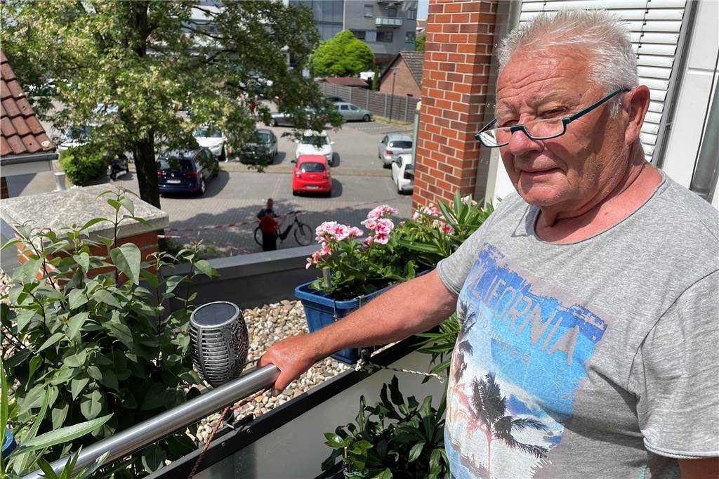 Sparkassen-Sprengung: Täter lag schreiend am Boden, um ihn rum Geldscheine Helmut Rackowitsch erlebte die Automatensprengung von der Dachterrasse aus hautnah mit. Er sah einen der drei Täter am Boden liegen, rund um ihn herum Geldscheine.
