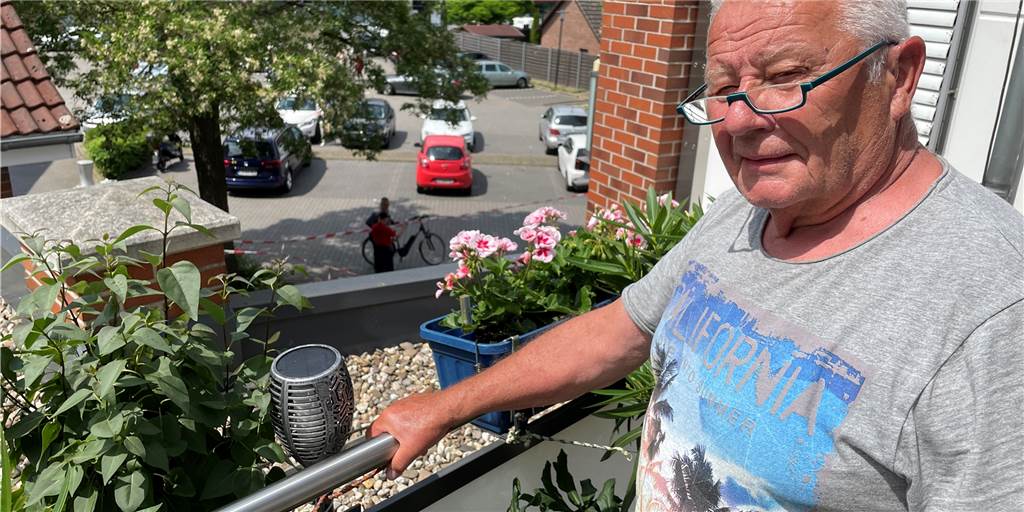 Helmut Rackowitsch (77): „Der Mann lag da auf dem Boden und schrie“ Helmut Rackowitsch erlebte die Automatensprengung von der Dachterrasse aus hautnah mit. Er sah einen der drei Täter am Boden liegen, rund um ihn herum Geldscheine.