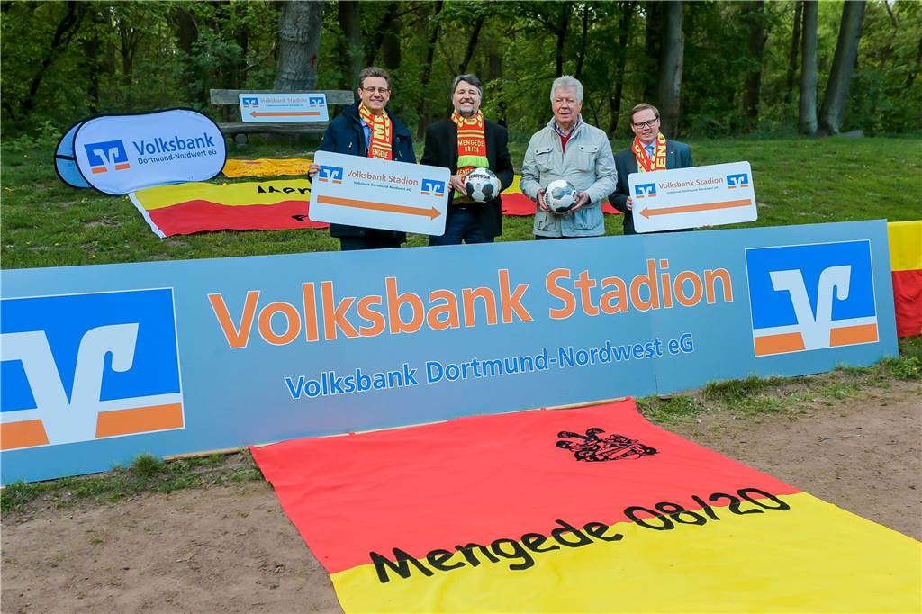Vater des TBV-Wochenendes ist tot: Trauer um Helmut Scheuer Stephan Schäffer, Michael Schulz, Helmut Scheuer und Christopher Wolff hinter einer Bande mit dem Schriftzug Volksbank-Stadion.