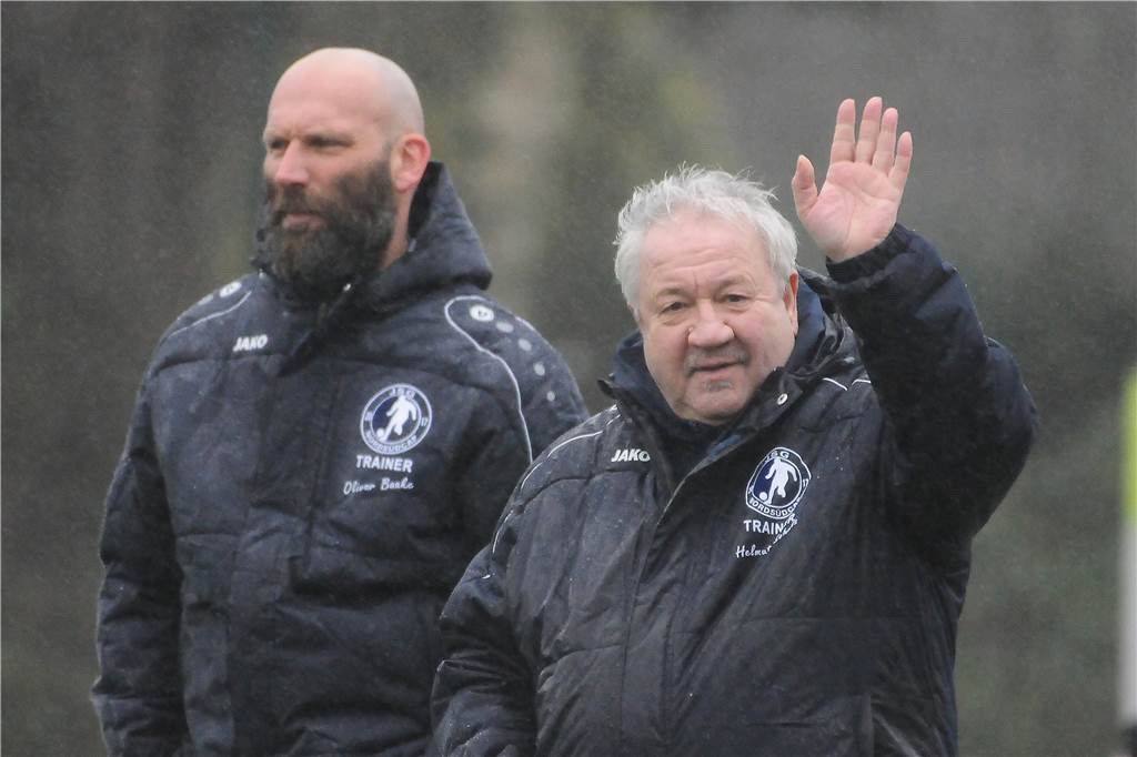Frohlinder Trainer zeigt seinen Spielern eine lange Nase vor dem Heimweg Helmut Schulz, in Südkirchen wohnender ehemaliger Trainer der Spvg Schwerin, des SV Yeni Genclik und des VfB Habinghorst.