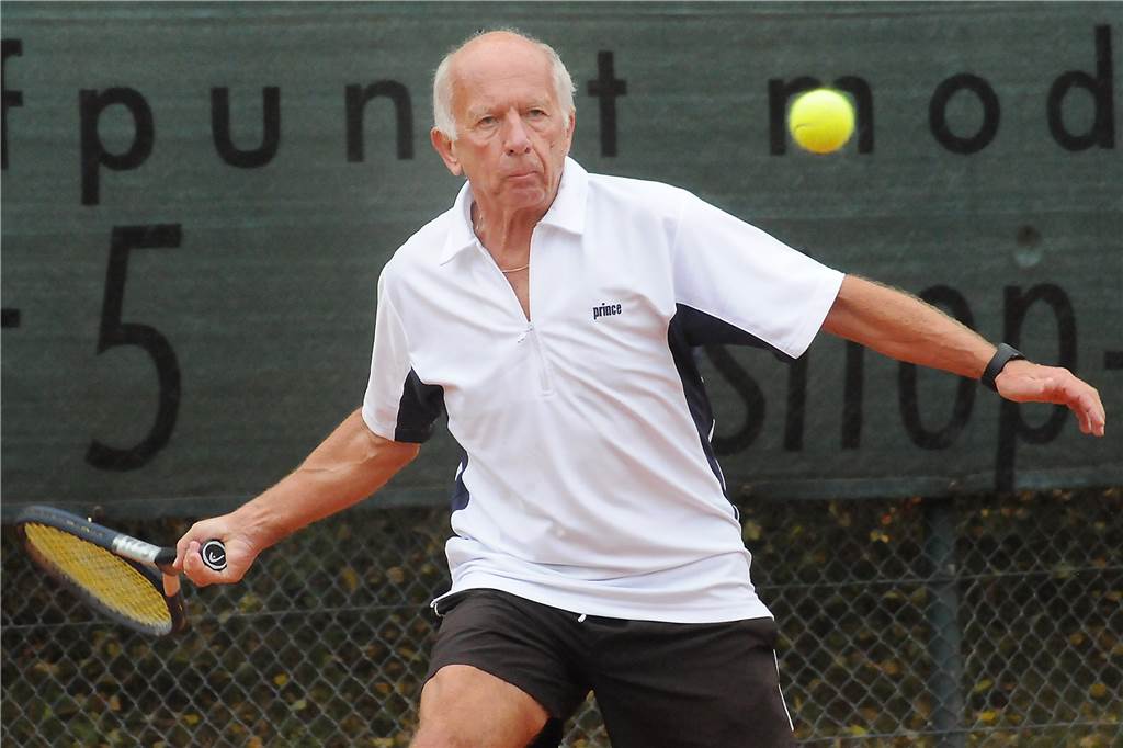 Schläger gegen Schläger anstatt Umarmung bei Tennis-Senioren Helmut Schulz (TC GW Frohlinde) vermisst die Geselligkeit nach dem sportlichen Wettstreit.