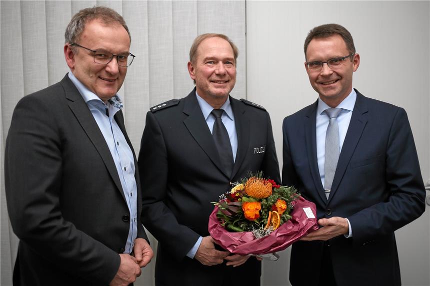 Bezirkspolizist Michael Lücke geht in den Ruhestand Helmut Sunderhaus (l.) und Bürgermeister Dr. Bert Risthaus (r.) verabschiedeten Michael Lücke nach langjähriger Zusammenarbeit in den wohlverdienten Ruhestand.