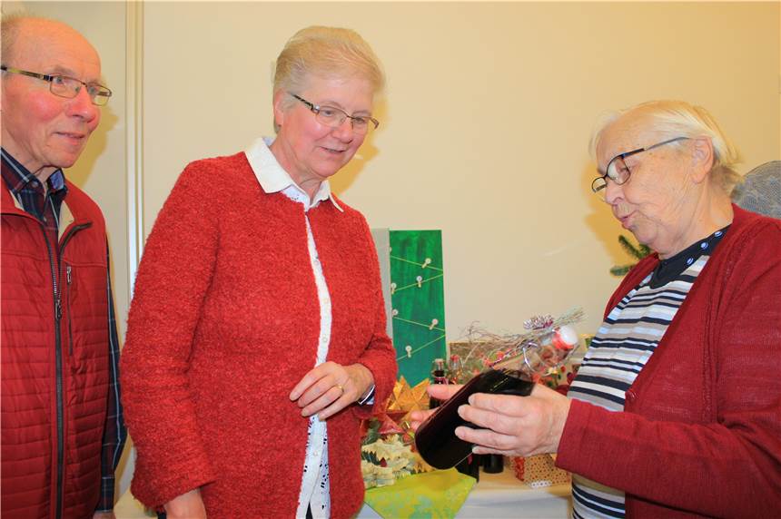 Martinsmarkt im Malteserstift bietet Stände für den guten Zweck Helmut und Christel Manderla (v.l.) engagieren sich ehrenamtlich in der Einrichtung, sie lassen sich von Maria Zavazal (Bewohnerin) einen selbst gemachten Likör zeigen.