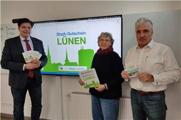 Helmut von Bohlen (l.), Vorstandsvorsitzender des City-Rings, und die Vorstandsmitglieder Carola Deinhart-Auferoth und Claus Gerdel, versprechen sich viel von der Einführung des Stadt-Gutscheins für den innerstädtischen Einzelhandel.