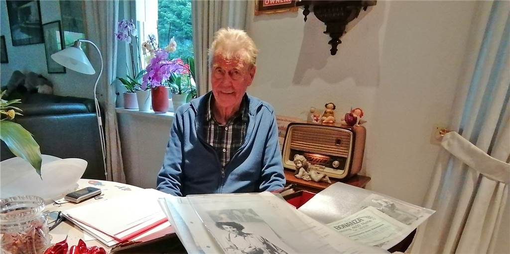 Legendäre Dortmunder Diskothek: Peter Maffay blieb auf Spesen sitzen Helmuth Rathjen geießt den Ruhestand in seinem Haus in Groppenbruch. In einer alten Asbach-Kiste bewahrt er die vielen Erinnerungen an die Diskothek Bonanza auf.