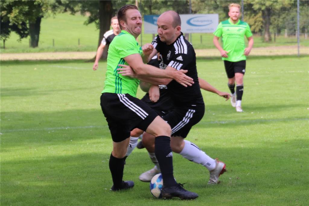 Kurioser Trikottausch auf der Bausenhagener „Alm“: „Damals hat sie nie einer beschwert“ Hendric Horenkamp (l.) trug irgendwann das hellgrüne Jersey des SV Bausenhagen, hhier im Zweikampf mit Björn Duwe vom SV Afferde.