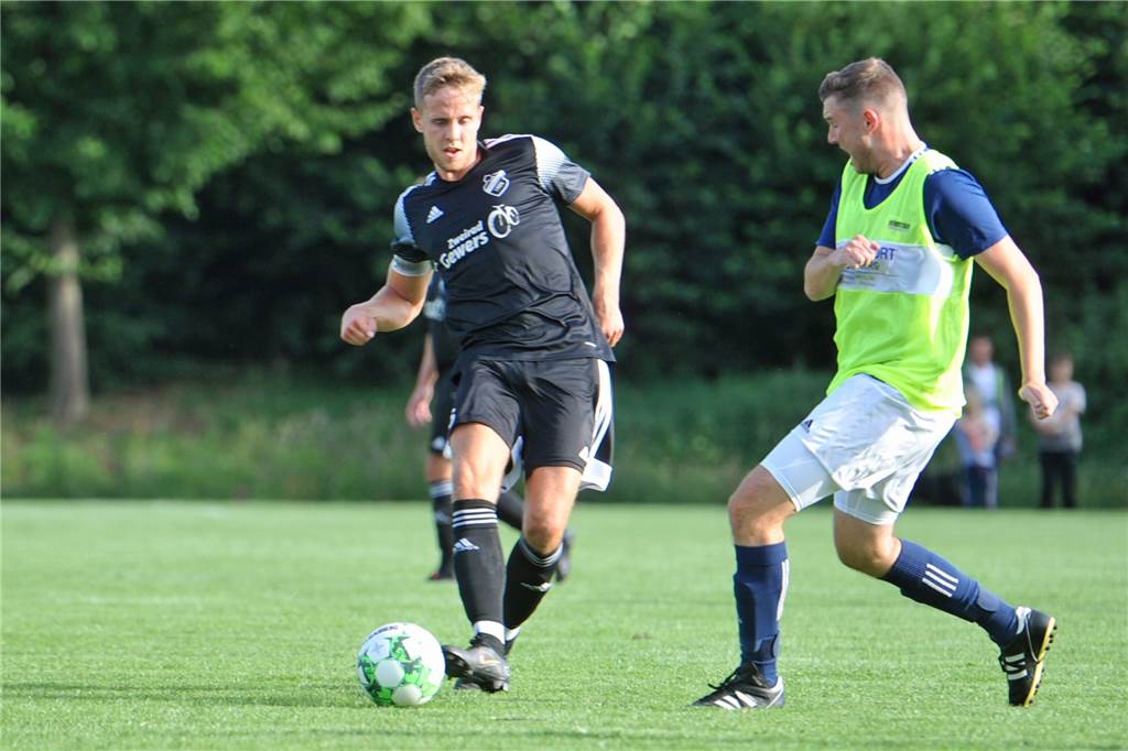 Julian Boonk tritt bei Eintracht Ahaus II ab Hendrik Almering (l.) kehrt vom TuS Wüllen zur Eintracht zurück und wird spielender Co-Trainer.