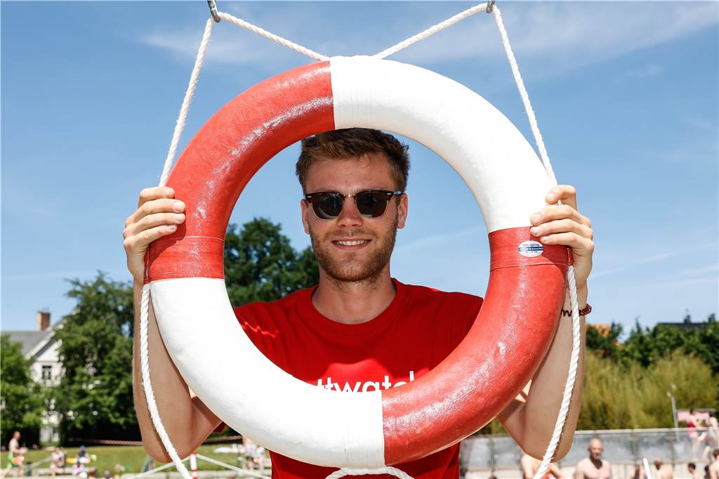 „Die Menschen denken: Jetzt ist doch alles wieder locker“ Hendrik Galow hat im Naturfreibad Froschloch alles im Blick.