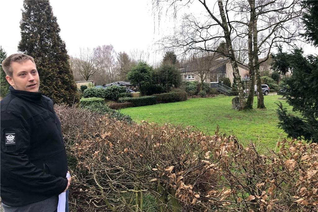 Hotel Humbert soll der Deutschen Bahn Eigentum abtreten - im Gegenzug gibt es nichts? Hendrik Humbert deutet auf den Biergarten des Hotels: Hier könnte sich die Familie einen Ausweichparkplatz vorstellen mit einer Zufahrt vom Burghof aus.