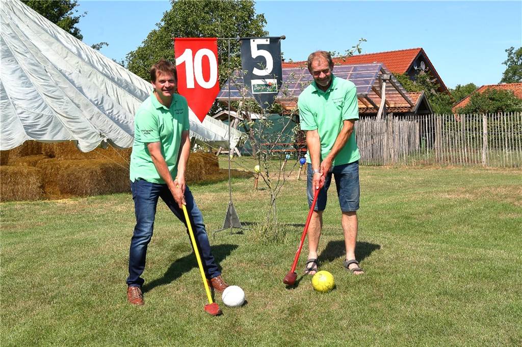 Maislabyrinth in Zwillbrock wächst – bald geht es auf die Spuren der Schildkröten Hendrik (l.) und Alfons Beuting können zwar in diesem Jahr kein Bauerngolf anbieten, dafür warten einige andere Highlights auf die Besucher.