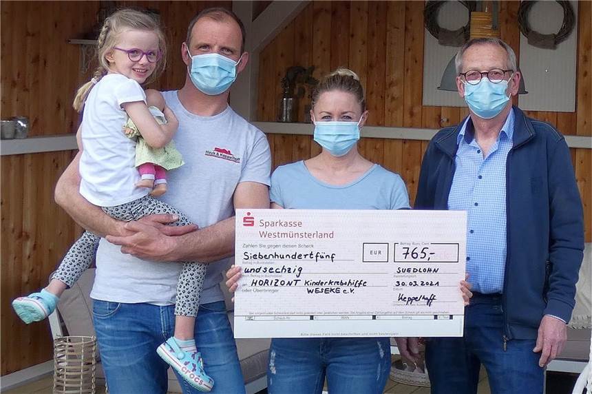 Kreative Quarantänezeit brachte 765 Euro für die Kinderkrebshilfe Hendrik, Lina und Judith Keppelhoff mit Burkhard Mudrack vom Verein Horizont Kinderkrebshilfe aus Weseke (v. l.) bei der Scheckübergabe. Die Freude war auf beiden Seiten groß.