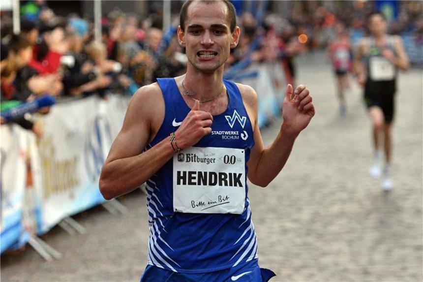 Hendrik Pfeiffer peilt Weltrekord an: Halbmarathon im Anzug Hendrik Pfeiffer läuft beim Internationalen Silvesterlauf in Trier (Rheinland-Pfalz) ins Ziel. Foto: Harald Tittel/Archiv
