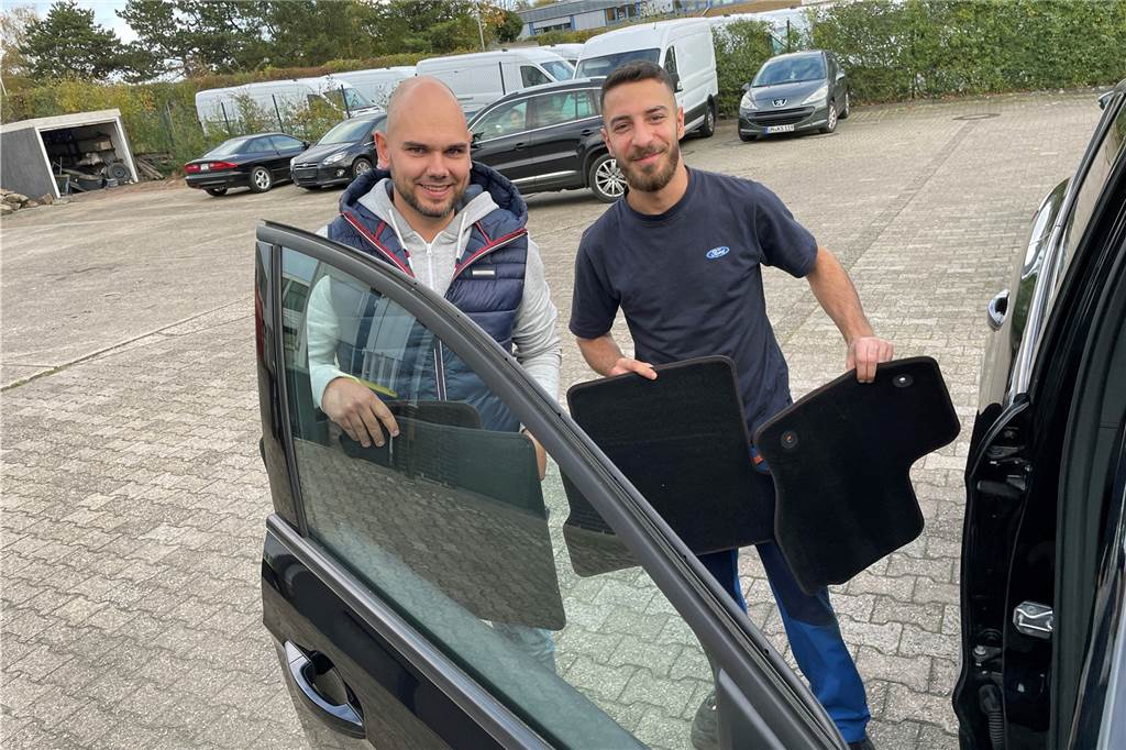 Mariella kommt in Papas Auto zur Welt - auf dem Klinik-Parkplatz Hendrik Post mit einem Mitarbeiter von Ford Wenner an seinem Auto.