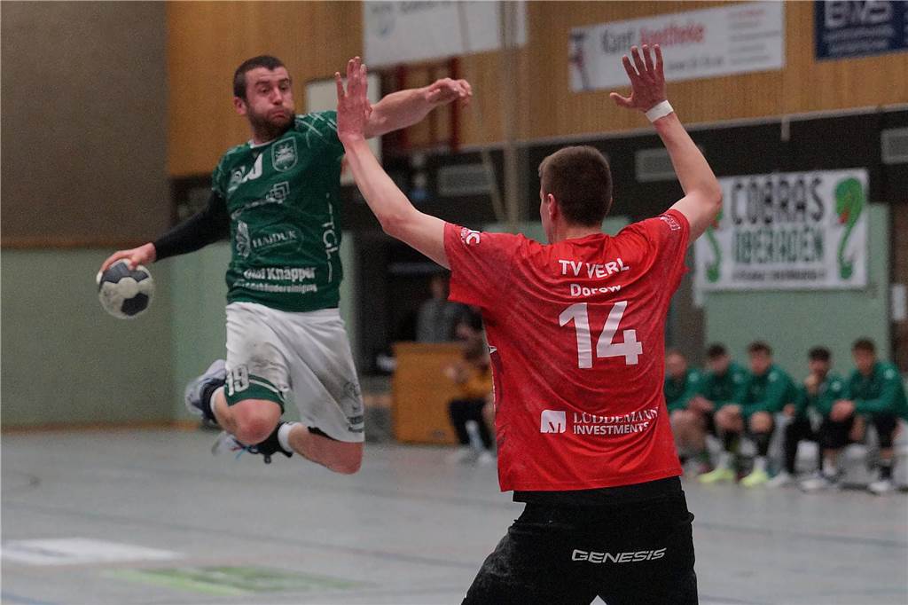SuS Oberaden fegt den TV Verl aus der Halle Hendrik Schuchtmann beim Sprungwurf.