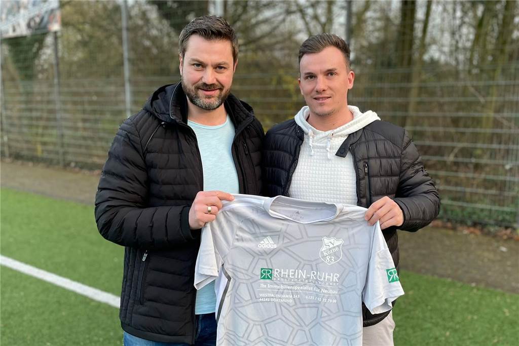 Hendrik Schürmann hält ein Trikot.