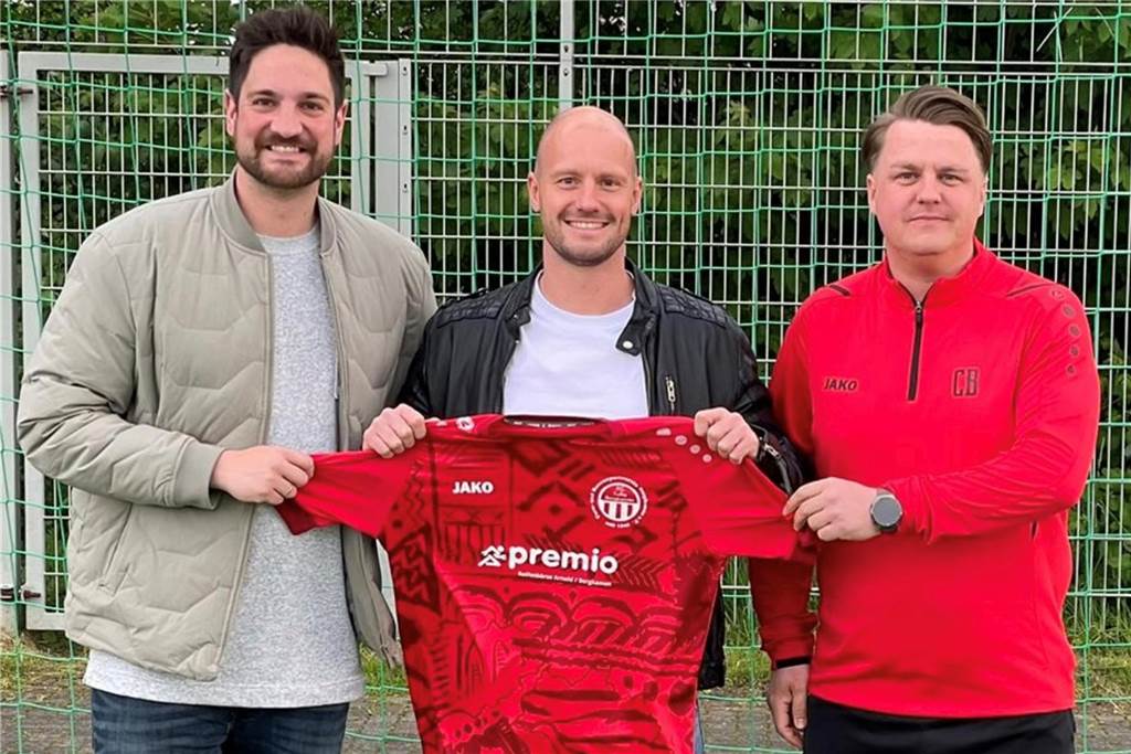 TuRa Bergkamen bedient sich beim SSV Mühlhausen: „Ein weiterer Fixpunkt unserer Mannschaft“ Hendrik Schwarz (l.) und Chris Brügmann (r.) holen zur neuen Saison Philipp Hoffmann vom SSV Mühlhausen an Bord.