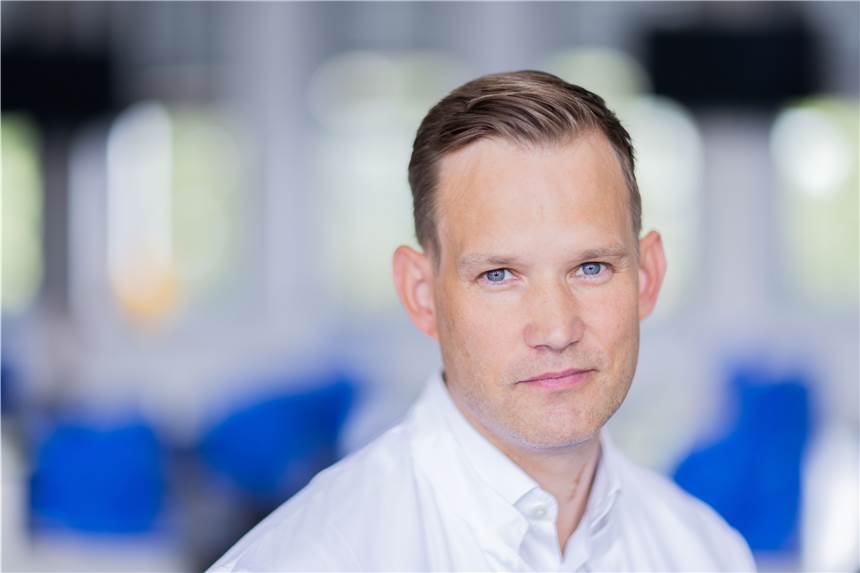 Virologe Streeck: Omikron erlaubt uns, mehr Infektionen zuzulassen Hendrik Streeck, Direktor des Instituts für Virologie an der Uniklinik Bonn, steht in einem Labor seines Institutes.