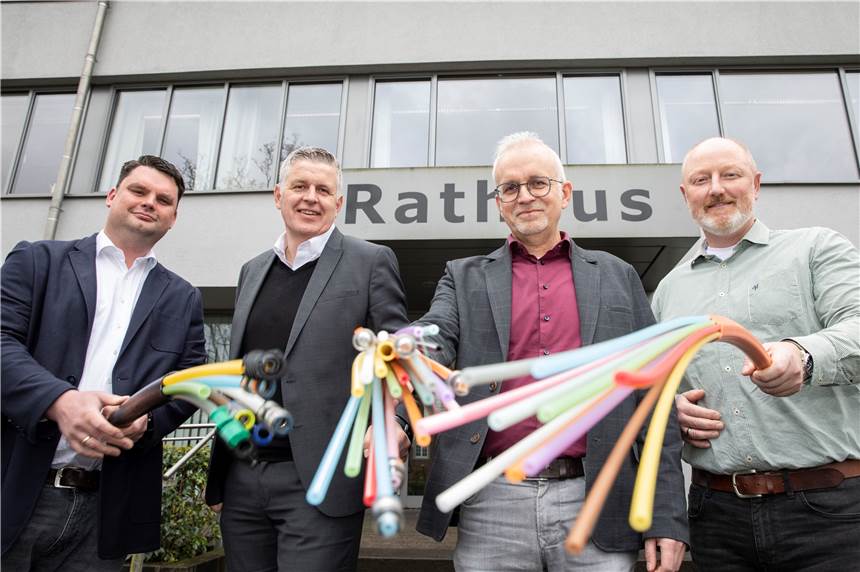 Nachfragebündelung startet: „Weiße Flecken" sollen beseitigt werden Hendrik Südhoff, Thomas Spieß (beide SVS), Werner Stödtke, Markus Lask (beide Gemeinde Südlohn, v.l.) haben die Kooperation besiegelt.