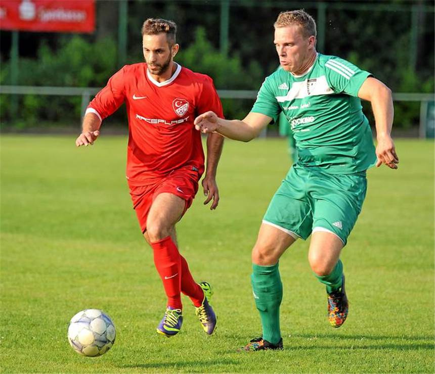 Vier Teams, drei Punkte Hendrik Wenning (r.), hier gegen Faruk Almaz vom TSV, traf zum 3:2 für Union.
