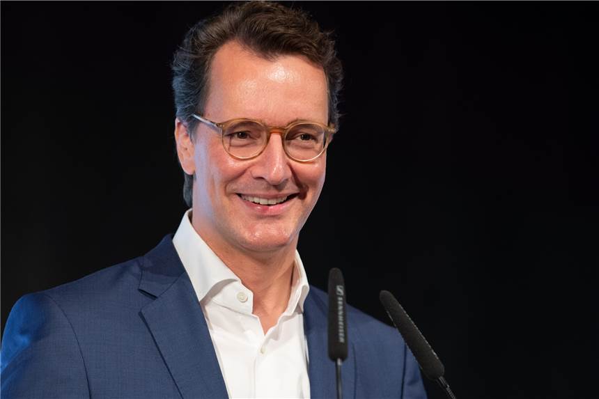 Hendrik Wüst soll NRW-Ministerpräsident werden – Steile Karriere mit negativen Schlagzeilen Hendrik Wüst (CDU) ist bislang Verkehrsminister des Landes Nordrhein-Westfalen. Er soll nun neuer Ministerpräsident in NRW werden.