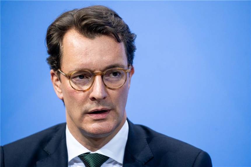 NRW-Ministerpräsident Wüst stellt Bürger auf Corona-Einschränkungen für 2022 ein Hendrik Wüst (CDU), Ministerpräsident von Nordrhein-Westfalen, äußert sich bei einer Pressekonferenz.