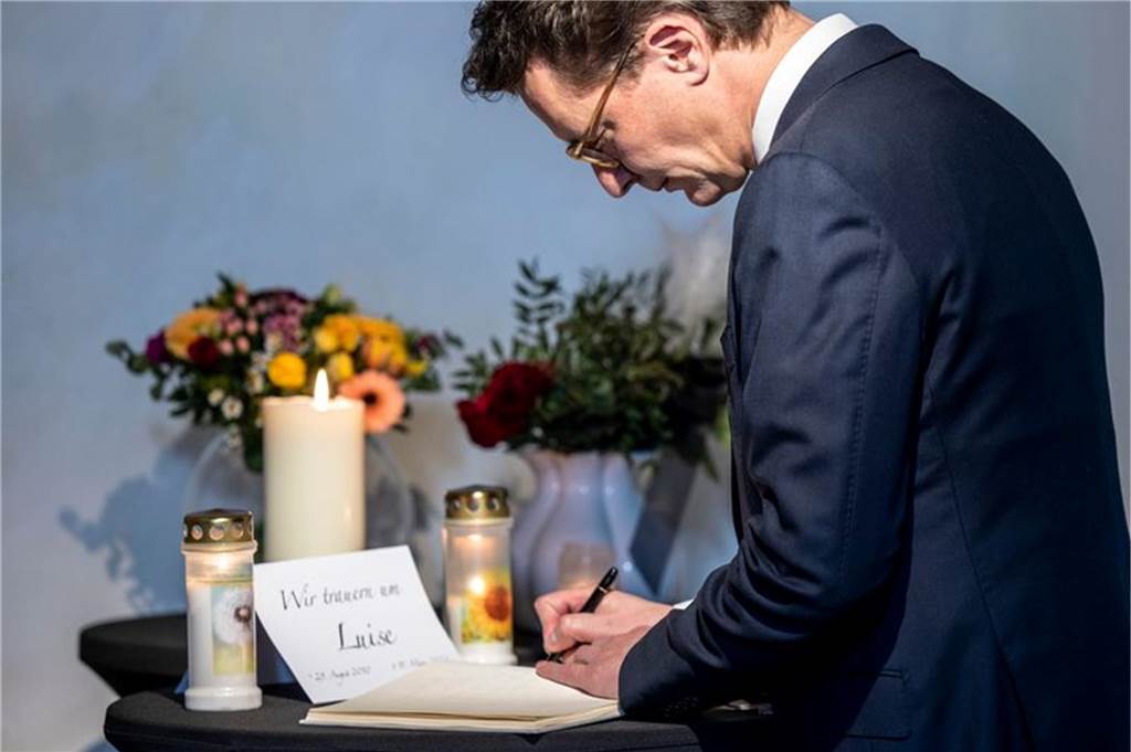 Fall der getöteten Luise (12) aus Freudenberg: Alle Entwicklungen im Überblick Hendrik Wüst (CDU), Ministerpräsident von Nordrhein-Westfalen, trägt sich in das Kondolenzbuch ein. Das zwölfjährige Mädchen Luise wurde am 11. März 2023 mit zahlreichen Messerstichen getötet.
