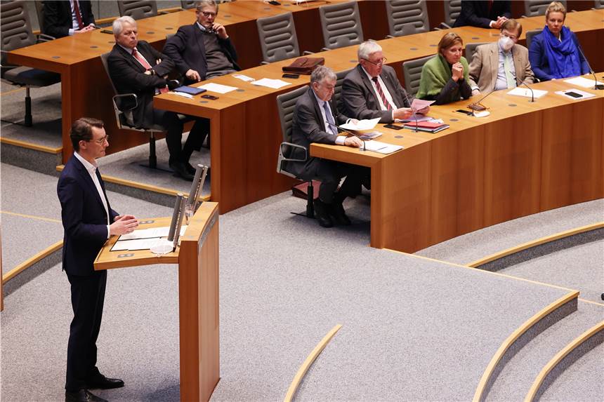 Strengere Maßnahmen für NRW: Landtag beschließt Corona-Sonderlage Hendrik Wüst (l, CDU), Ministerpräsident von Nordrhein-Westfalen, spricht im Landtag.
