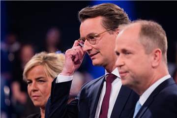 Hendrik Wüst (M, CDU), Ministerpräsident von Nordrhein-Westfalen, Mona Neubaur (l), Vorsitzende von Bündnis 90/Die Grünen in Nordrhein-Westfalen und Joachim Stamp (r, FDP), Minister für Kinder, Familie, Flüchtlinge und Integration und stellvertretender Ministerpräsident von Nordrhein-Westfalen, stehen vor Beginn der WDR-"Wahlarena: Der Fünfkampf" in einem Fernsehstudio in Bocklemünd. 