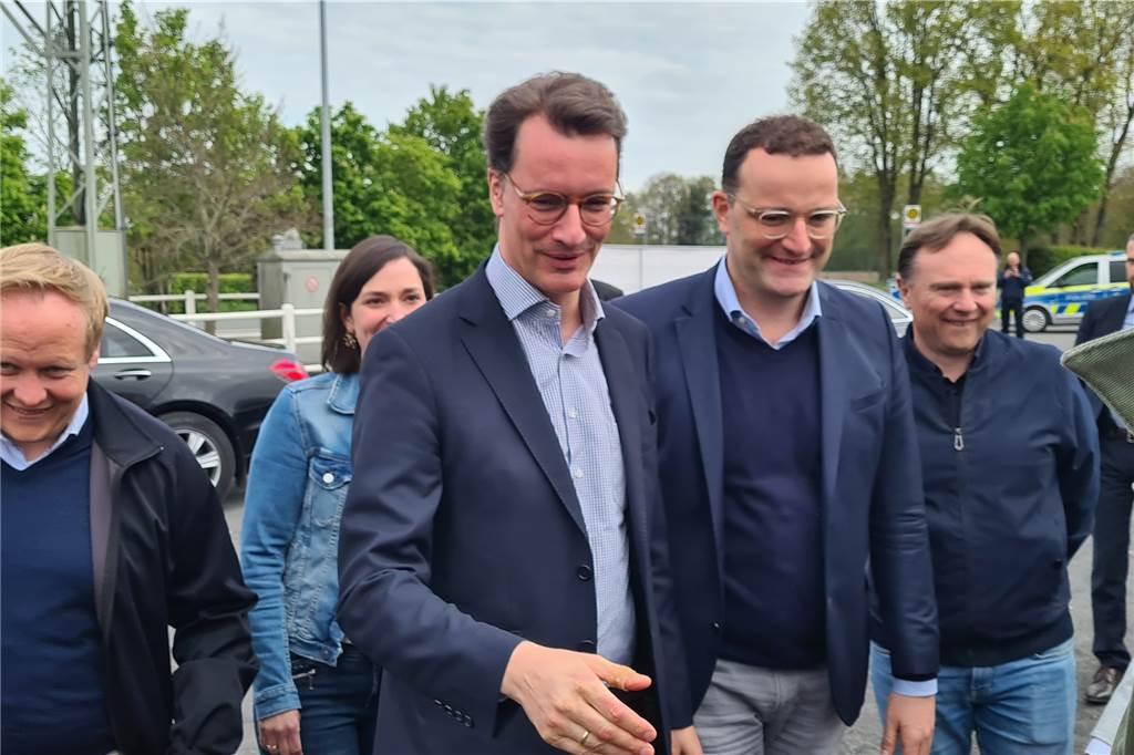 Ministerpräsident Hendrik Wüst (CDU) auf Karpaten im „Kampfmodus“ Hendrik Wüst (vorne) schüttelte schon auf dem Weg in die Karpaten-Zelte jede Menge Hände.