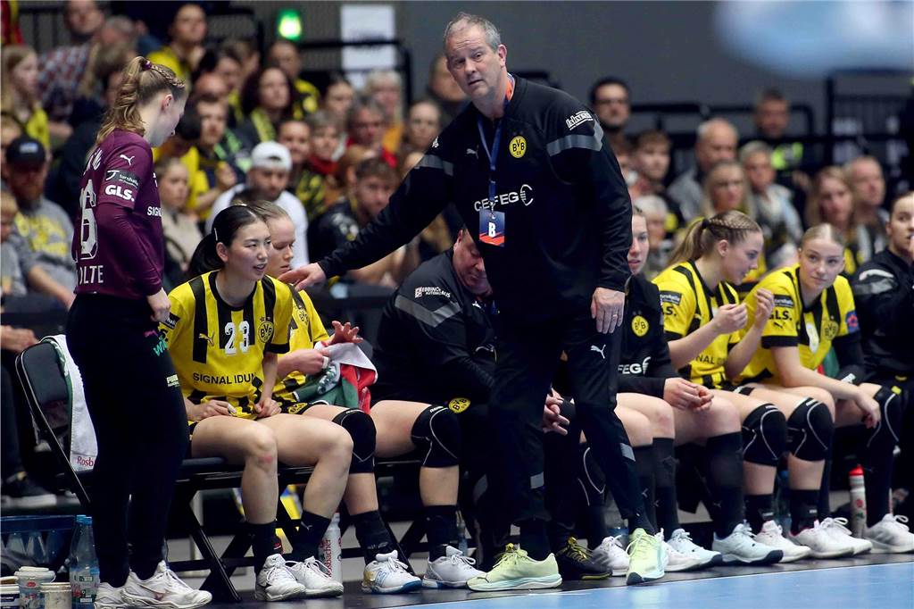 BVB-Coach Groener fordert: „Müssen alles reinhauen“ Henk Groener lobte den BVB für die Leistung im Hinspiel.