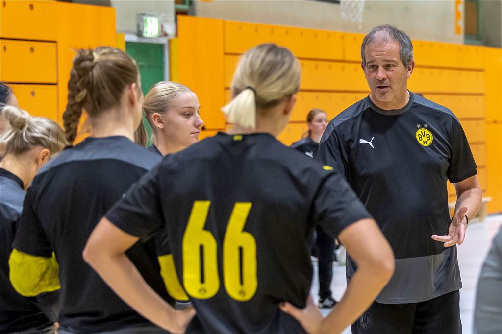 Handball-Boss stellt Forderungen an BVB-Führung: Im Extremfall will er „nicht weiter machen“ Henk Groener (r.) ist mittlerweile Handball-Cheftrainer bei Borussia Dortmund.