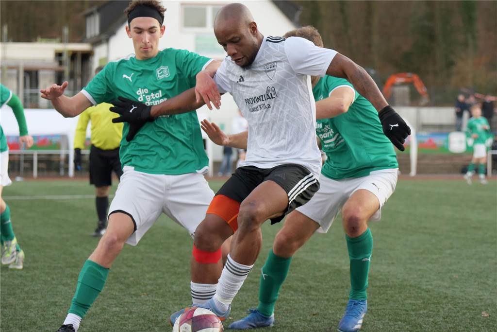 SC Hennen gewinnt torreiches Derby in Ergste: Die Ein-Mann-Show eines Fünffach-Torschützen Ein Hennener Spieler gegen zwei Ergster im Zweikampf.