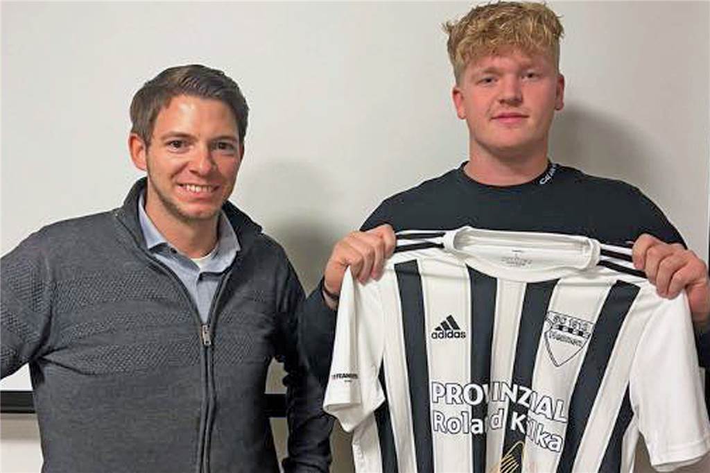 Hennens Fußballvorstand Marvin Horn (li.) begrüßt Rückkehrer Ben Spaeing.