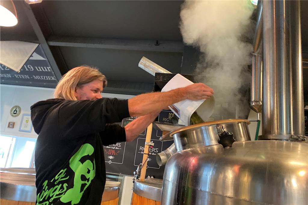 „Helles Köppken“ von den „Bassbrauern“: Trinken für den guten Zweck Hennes Nienhaus beim Brauvorgang für das "Helle Köppken" in einer Haaksbergener Brauerei.