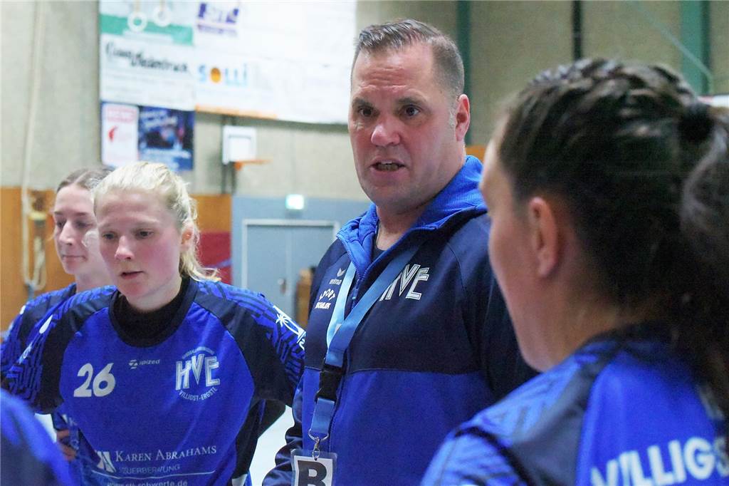 Multi-Trainer Henning Becker: Zusätzlicher Trainerjob soll nicht auf HVE-Kosten gehen Ein Handballtrainer spricht in einer Auszeit.