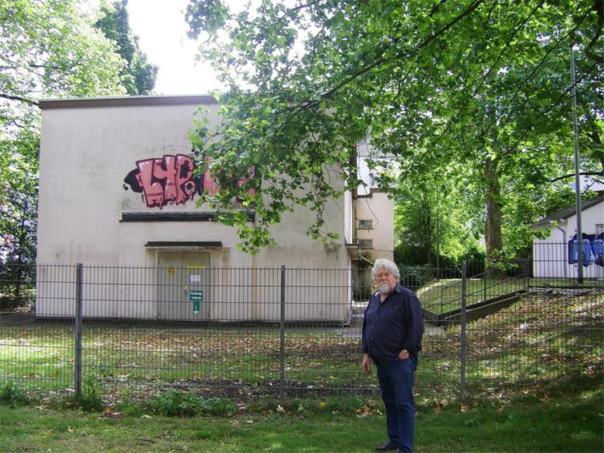 Neues Haus für Voodoo-Kunst Henning Christoph vor dem neuen Domizil für seine Sammlung an der Essener Martinstraße.