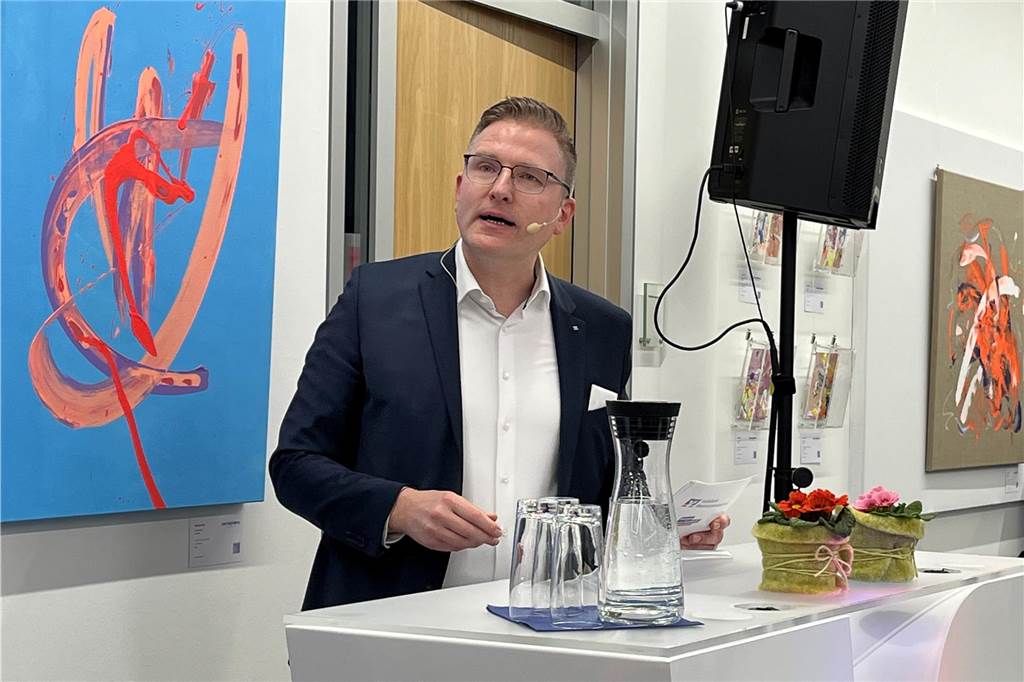 Junge Künstler stellen aus: Zusammenspiel aus Form, Farbe und Gefühl Henning Henke hält eine Rede.