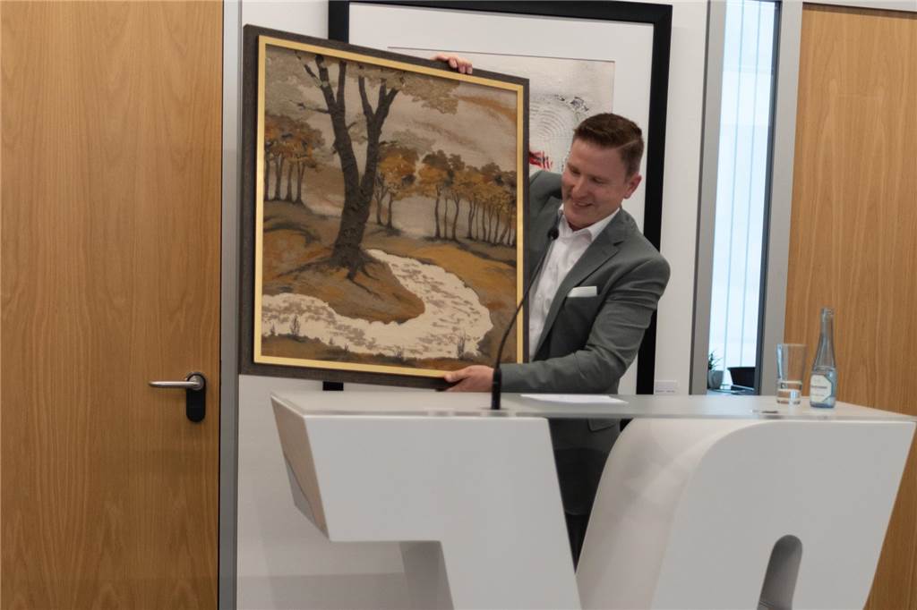 Sandkünstler Ulrich Schriewer: Licht, Schatten und fließende Formen Henning Henke mit einem frühen Bild von Ulrich Schriewer