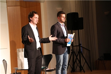 Henning Ruwe (l.) und Martin Valenske glänzten mit pointiertem politischen Kabarett im Fürstensaal.