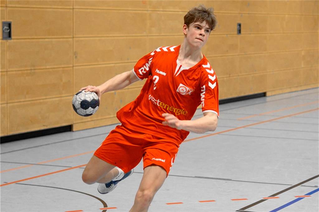 Zwei Talente des HSC Haltern-Sythen greifen auf höchstem Niveau an Henri Huthoff im Trikot des TUSEM Essen.