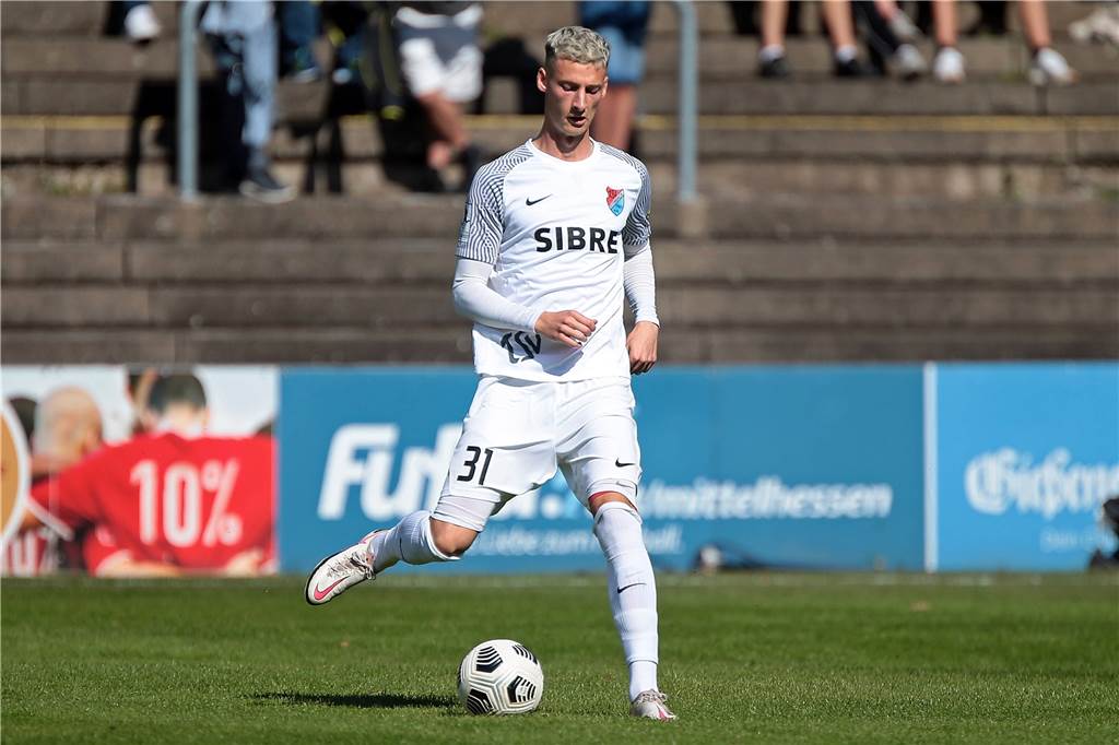 So schlagen sich die U23-Meisterhelden: Einer spielt in der Bundesliga, einer im Amateurfußball Henri Weigelt ist beim TSV Steinbach-Haiger in der Innenverteidigung gesetzt.
