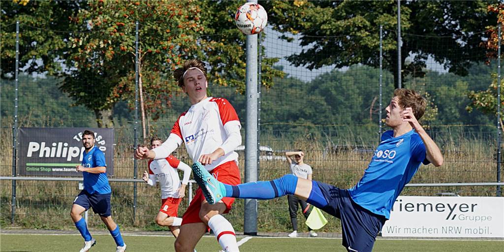 TuS Niederaden verpasst FC Overberge in der Nachspielzeit richtige Abstiegssorgen Henri Wittwer (l.) und der FC Overberge verloren das Duell mit Robin Gastmeier und dem TuS Niederaden, die spät trafen.