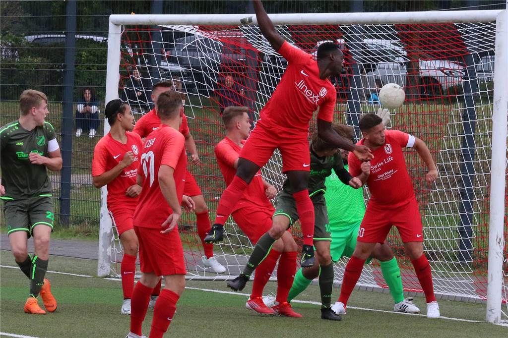 2 Spieler in Autounfall verwickelt - RW Unna hat FCO-Stürmer Wittwer nicht auf dem Schirm Henri Wittwer (verdeckt mittendrin) kommt in dieser Szene nach dem Freistoß per Kopf an den Ball und markierte den 1:1-Ausgleich.