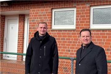 Henric Böcker (l.) und Dirk Bertling (r.) vor dem Tennisheim in Wessum. Beide freuen sich auf die Fördersumme des Landes NRW und den baldigen Sanierungsbeginn. 