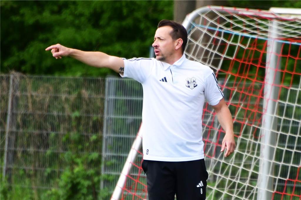 Offener Schlagabtausch, Traumtor und ausgeknockter Trainer: Henrichenburg gewinnt an Ostern Henrichenburgs Trainer Max Khil wurde an der Seitenlinie von einem Ball überrascht und ging zu Boden.