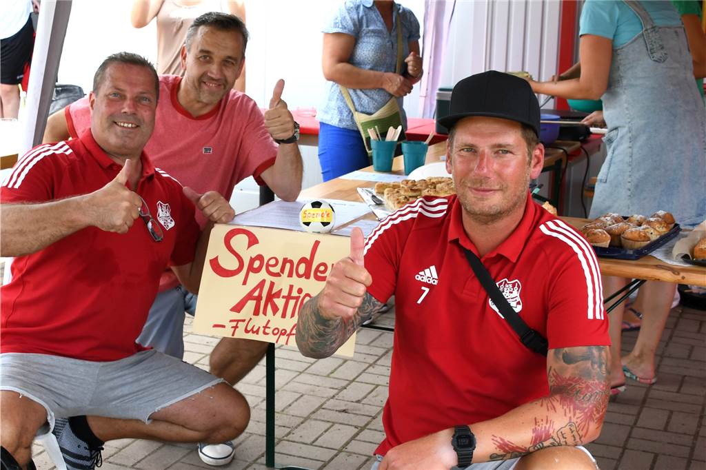 Spenden-Aktion: TuS Henrichenburg toppt Wacker Obercastrop Henrichenburgs Vorsitzender Christian Stackelbeck, sowie die Vize-Vorsitzenden Jens Rose und Carsten Ferlmann (v.l.) freuen sich an der Kuchentheke über die gelungene Spenden-Aktion.
