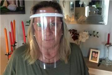 Henriette Wachowiak (62) aus Ascheberg trägt ein Atemschutz-Visier, weil sie mit ihrer COPD-Erkrankung nicht durch eine normale Maske atmen kann.