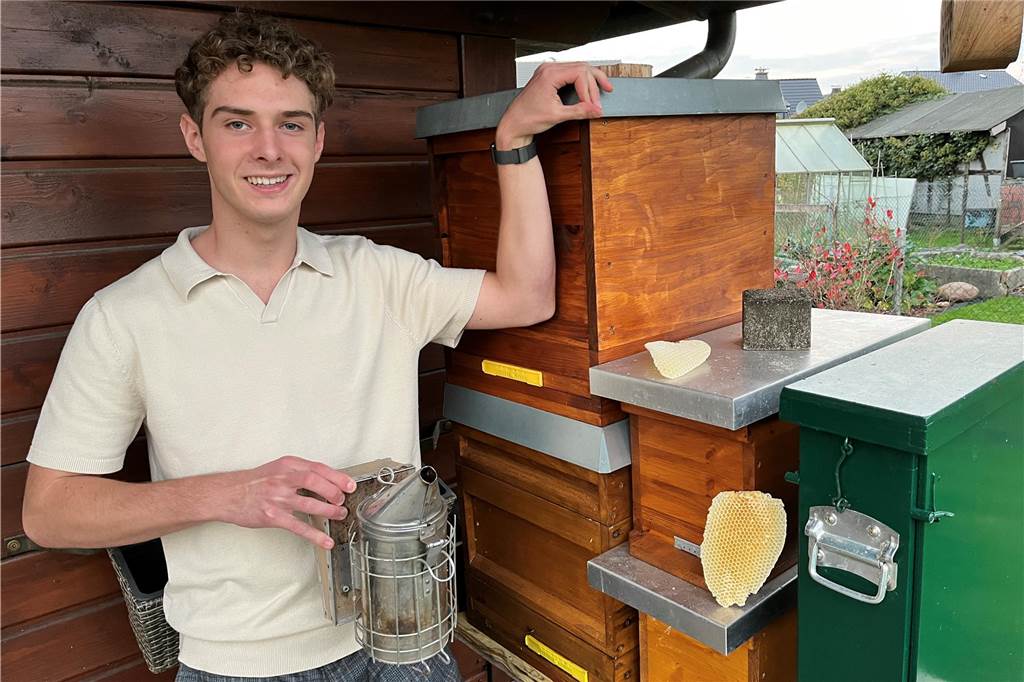 Werner Imker erhalten Auszeichnungen auf Landes- und Kreisebene Henrik Herrmann aus Werne steht mit seinem Imker-Equipment im heimischen Garten.