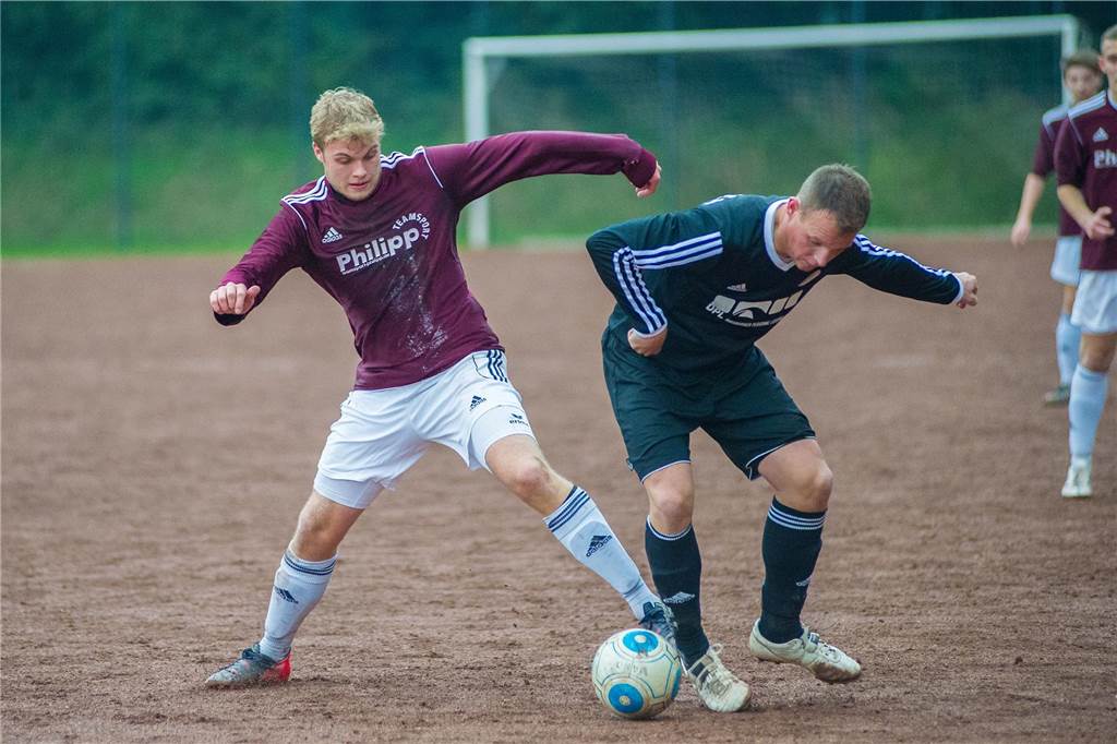 „Ich verbinde viele tolle Momente mit dem SV Lippramsdorf“ Henrik Kleinefeld im Zweikampf um den Ball auf Lippramsdorfs Ascheplatz.
