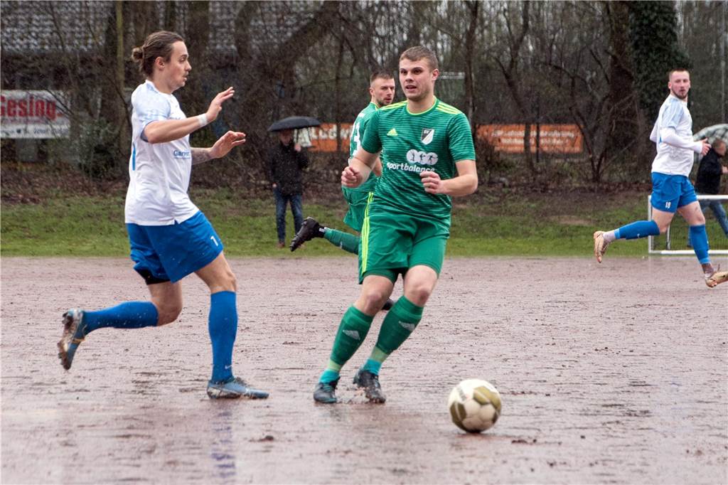 SV Lippramsdorf gewinnt Schlammschlacht in Borken Henrik Kleinefeld (r.) erzielte alle Tore des SV Lippramsdorf beim RSV Borken.
